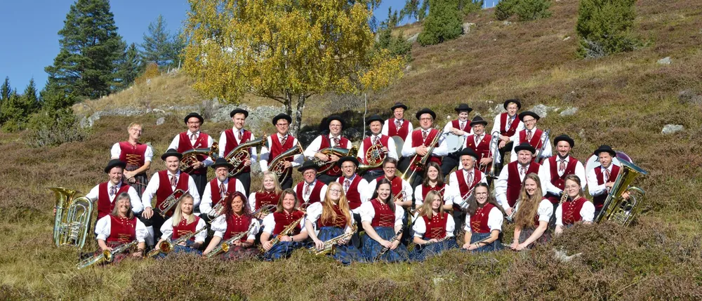Der Musikverein Urberg in Tracht mit seinen Instrumenten